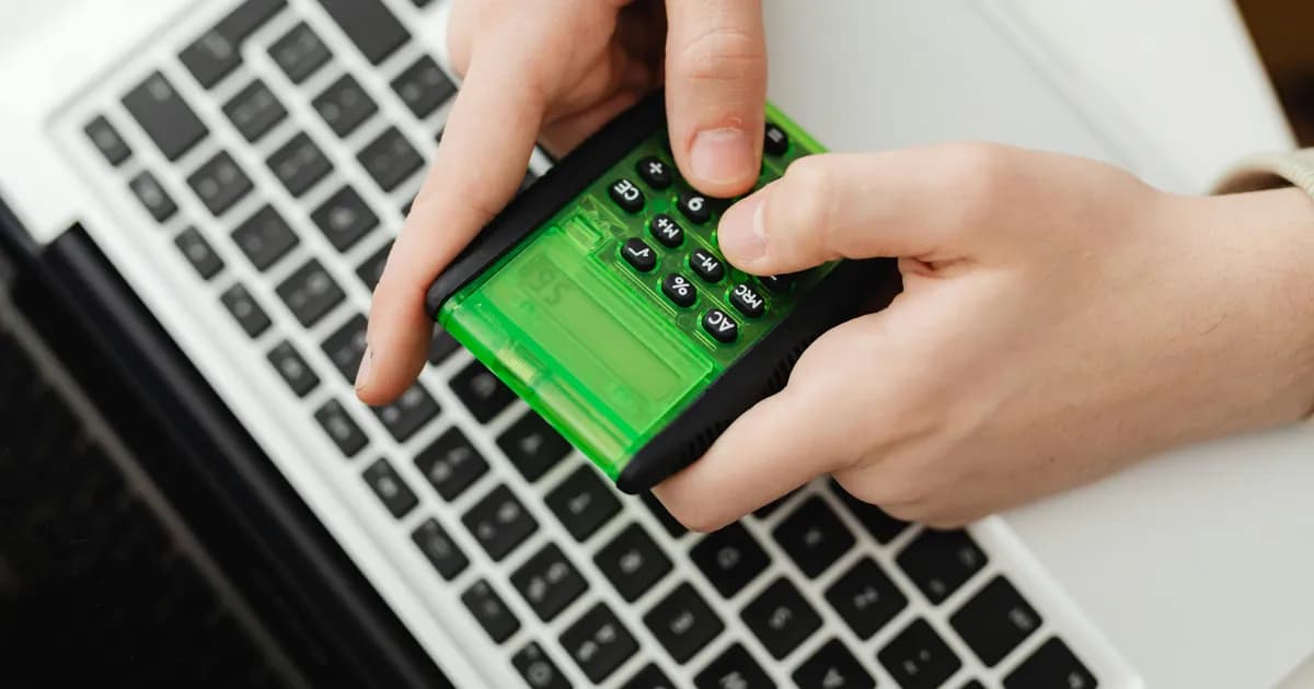 Professionnel calculant le budget d un site internet