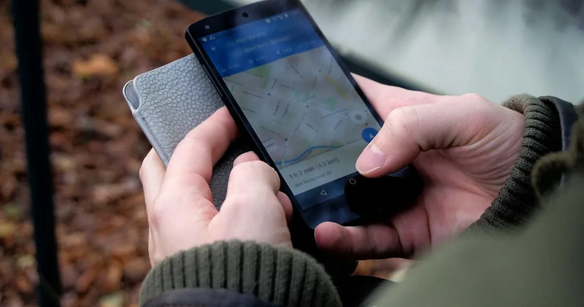 Smartphone affichant l'application Google Maps utilisée pour la recherche locale d'entreprises