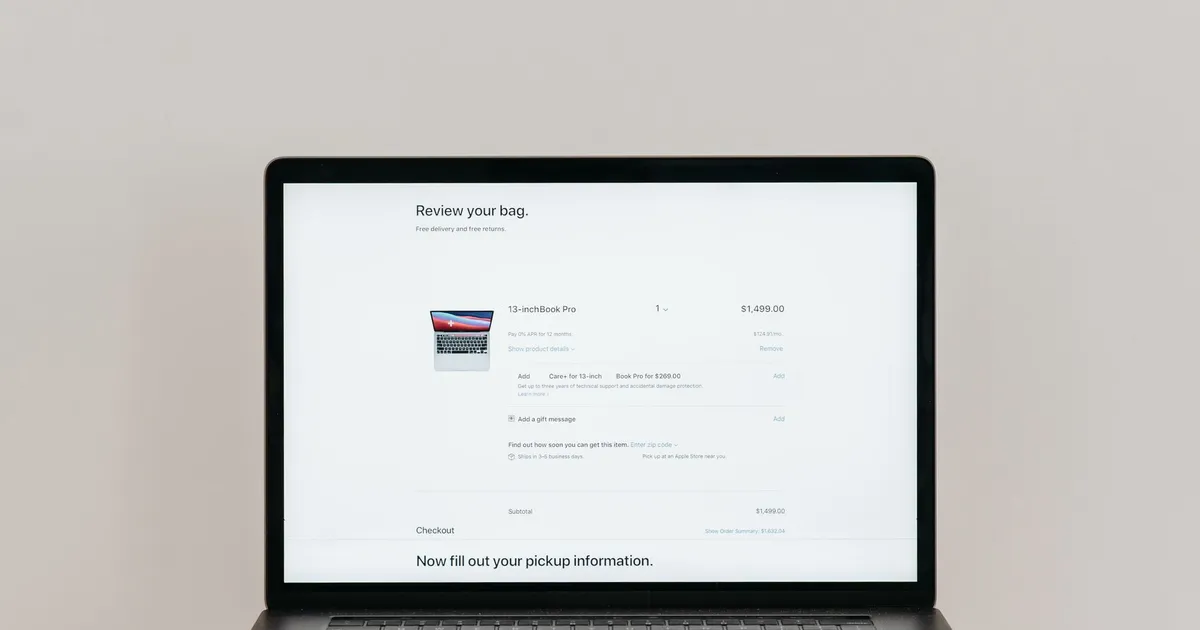 Équipe de professionnels analysant la maquette d'une refonte de site web sur écran