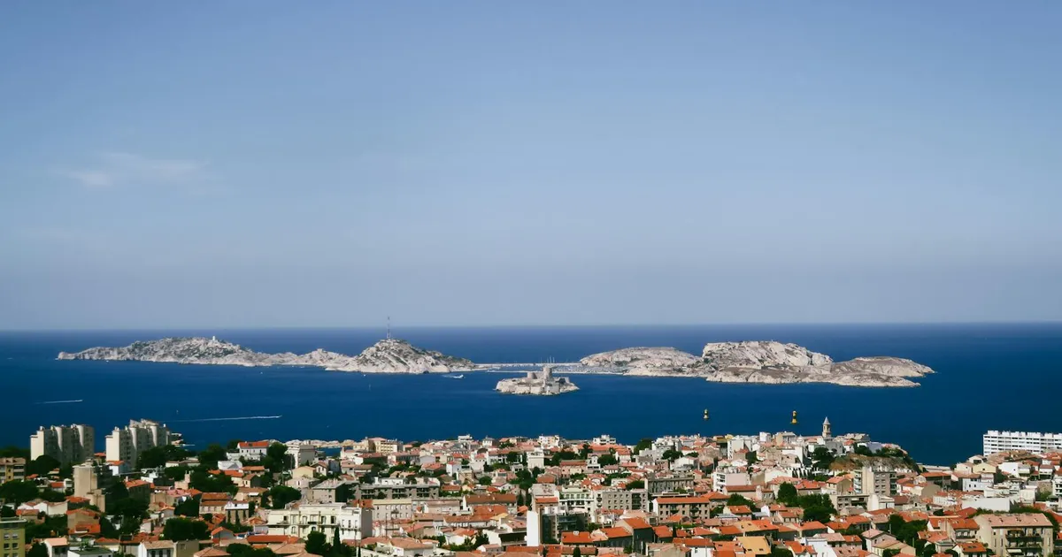Vue aérienne de la côte de Marseille et de l'archipel du Frioul illustrant le SEO local en PACA