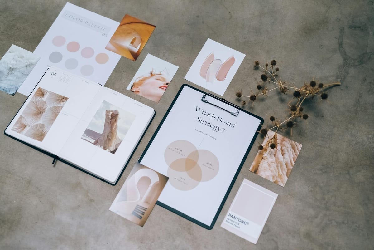 moodboard de marque avec logo, couleurs et typographies posés sur bureau clair