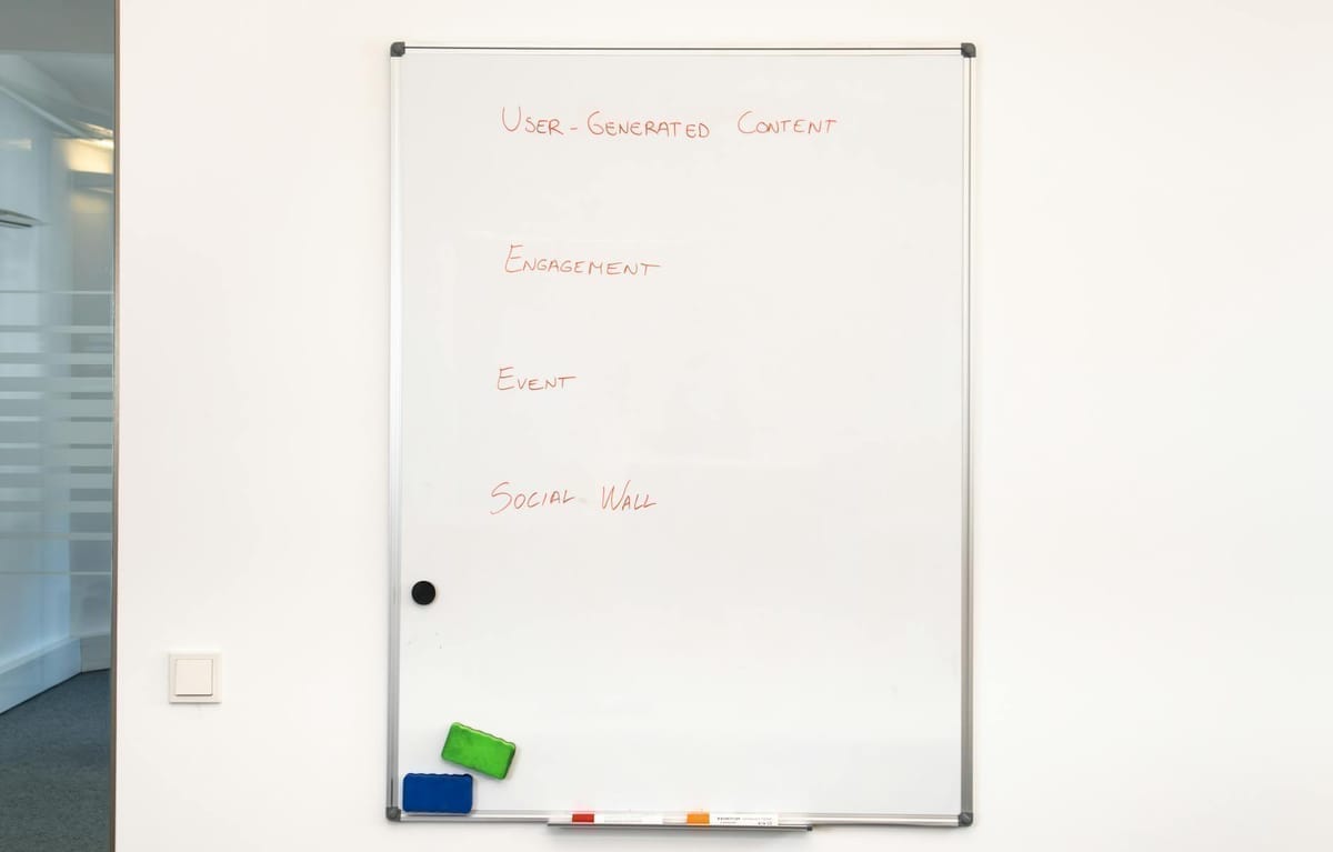 atelier marketing à Nantes avec écran de campagne et carte du tissu économique local