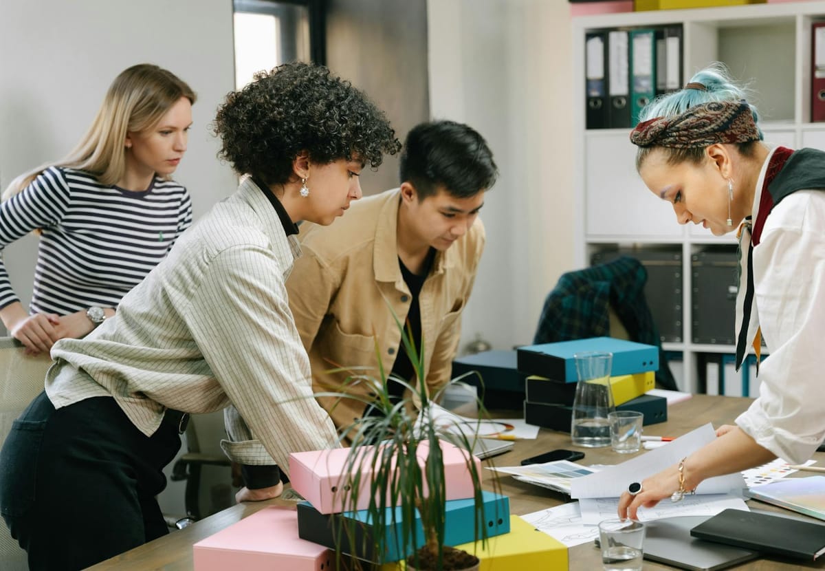 équipe diversifiée collaborant autour d'une table de travail dans un bureau moderne du Sud de la France